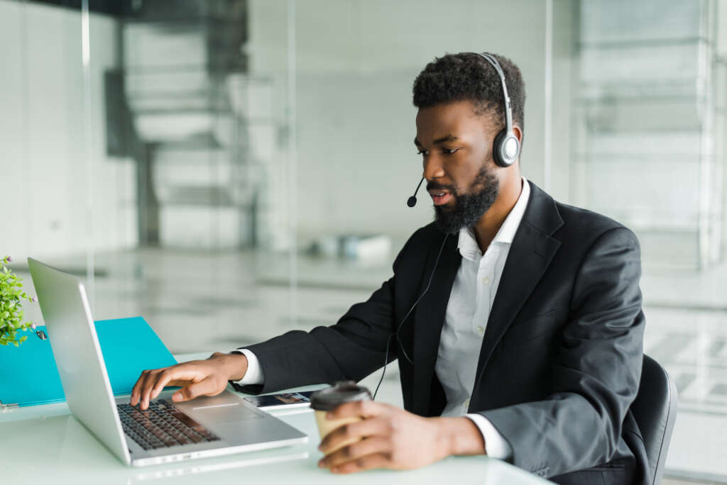 homem com fone de telemarketing