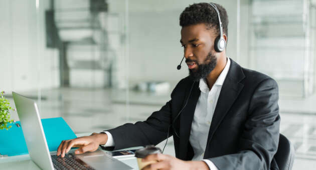 homem com fone de telemarketing