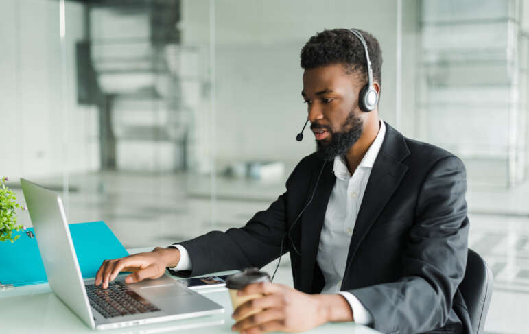 homem com fone de telemarketing